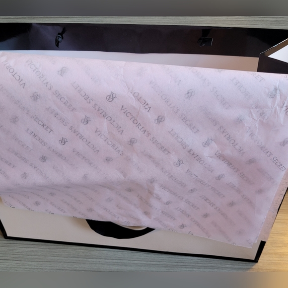Victoria's Secret Medium Shopping Bag with 6 sheets of VS Tissue Paper 16"x12"x6 - Picture 11 of 16
